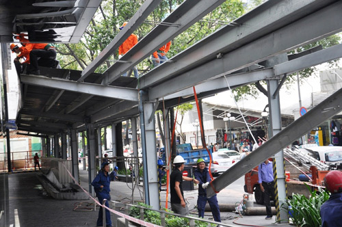 Theo ông Hải, trong quá trình thi công tòa nhà Saigon Centre, phía chủ đầu tư xin ý kiến của Sở Xây dựng, UBND quận 1 để làm mái che công trình khung thép kiên cố dựng trên vỉa hè đường Nam Kỳ Khởi Nghĩa, nhằm đảm bảo an toàn cho người dân lưu thông. Do đó, quận 1 mới cấp tạm đến ngày 29.12.2016 với diện tích dài 25,56m rộng 3,4m với 8 cột thép cao 3m.