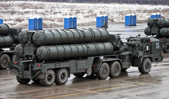 Nhiều nước rất muốn sở hữu S-400 của Nga. Hiện giá mỗi tổ hợp tên lửa phòng không tối tân này là khoảng 500 triệu USD. Nga từng khẳng định, nước này không có kế hoạch xuất khẩu S-400. Tổ hợp tên lửa phòng không hiện đại này chỉ được sản xuất để phục vụ cho Lực lượng Vũ trang Nga. Tuy nhiên, Trung Quốc đã trở thành nước ngoài đầu tiên mua được tên lửa S-400 của Nga theo một thỏa thuận mà quan chức hai nước này ký kết hồi mùa xuất năm 2015. Báo chí đưa tin, tổng giá trị của hợp đồng này là vào khoảng 3 tỉ USD.