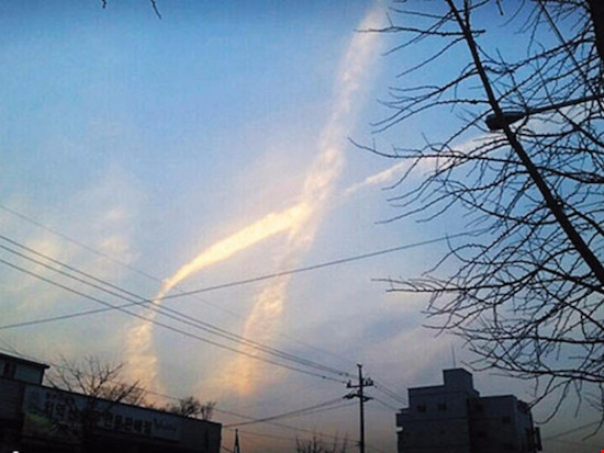Đám mây có hình dải ru băng màu vàng được một người dân Hàn Quốc chụp lại hôm 23/3, đúng ngày phà Sewol được trục vớt. Ảnh: TWITTER.