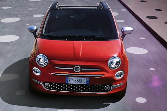 Một cái tên đến từ nước Ý cũng nằm trong danh sách những mẫu xe rẻ nhất tại Mỹ là Fiat 500. “Bé hạt tiêu” gây ấn tượng mạnh khi sở hữu thiết kế nhỏ gọn, tuy nhiên không gian nội thất bên trong của xe khá rộng rãi. Hiện xe có giá bán 15.990 USD (khoảng 354 triệu đồng).
