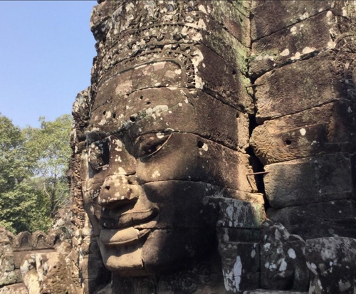 Một gợi ý tiếp theo của TripAdvisor với du khách khi đến Siem Reap là đến đền Bayon, cũng nằm trong quần thể di tích Angkor Wat. Khu đền Bayon nằm ở trung tâm Angkor Thom, cách cổng thành khoảng 1 cây sô rưỡi. Bayon là khu đền súc tích với những trang trí chạm khắc bằng đá đẹp đẽ. Theo chia sẻ của những du khách đã đến đây trên trang web du lịch uy tín này, hình ảnh đặc trưng của khu quần thể này là tượng Bayon 4 mặt, tọa lạc tại trung tâm của khu Angkor Thom. Ngôi đền có 3 tầng có thiết kế độc đáo, nhiều hình điêu khắc rất đặc biệt. Đặc biệt những hình ảnh mặt người khắc trên đá tinh xảo và rất ấn tượng. Khung cảnh xung quanh cũng thật hùng vỹ, thoả mãn chuyến khám phá của mình. Và nơi đây, chính là đường chạy 21km của Angkor Empire Marathon 2016 chạy ngang khu vực này.