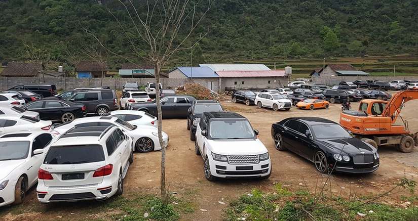 Toàn cảnh bãi đất với sự xuất hiện của rất nhiều siêu xe, xe siêu sang được cho là tại Cao Bằng. Được biết dàn xe này đều thuộc dạng tạm nhập tái xuất hiện đang quá cảnh tại Việt Nam.