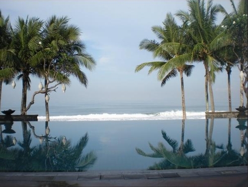 Nhưng, bạn nên đến Bali vào thời gian nào để tận hưởng được tối đa vẻ đẹp nơi đây.  Đảo Bali, Indonesia cũng có 2 mùa mưa-khô rõ ràng như những hòn đảo nhiệt đới khác. Mùa mưa bắt đầu từ tháng 11 đến tháng 4 năm sau, những cơn mưa không chỉ kéo dài, dai dẳng, mà còn khiến độ ẩm tăng cao. Hầu như không có ai du lịch đảo Bali vào thời điểm này cả. Tuy nhiên, nếu bạn muốn tiết kiệm chi phí du lịch đến đây, cũng như khám phá vẻ đẹp của Bali vào ngày mưa thì bạn cũng có thể đến đây vào thời gian này, tuy nhiên nó thích hợp với du lịch nghỉ dưỡng hơn là thăm quan, khám phá, tắm biển và vui chơi.  Mùa khô ở đảo Bali, Indonesia bắt đầu tư tháng 5 và kéo dài đến hết tháng 10. Gọi là mùa không nhưng lại không phải vậy, mùa khô ở Bali chính là mùa cao điểm du lịch với thời tiết khí hậu dễ chịu, không có nắng gắt, oi ả và cảm giác hanh khô. Ánh mặt trời rất dễ chịu, ấm áp. Đặc biệt thích hợp cho các hoạt động tham quan, du lịch, khám phá, tắm biển, lặn và lướt sóng….  Tháng 7, 8 và 9 là những tháng cao điểm du lịch ở Bali, thời tiết lúc này đã vào thu nên rất dễ chịu, cực kỳ thích hợp để tham quan du lịch. Tất nhiên, nếu bạn đi vào đợt cao điểm này, sẽ khó khăn trong việc đặt phòng và giá cả dịch vụ tăng cao.  Có một kinh nghiệm để đi du lịch đảo Bali, Indonesia với chi phí hợp lý là bạn nên book phòng khách sạn trước chuyến đi khoảng 2-2.5 tháng. Bạn nên tham khảo những khách sạn đẹp, tiện nghi với nhiều ưu đãi ở đây.
