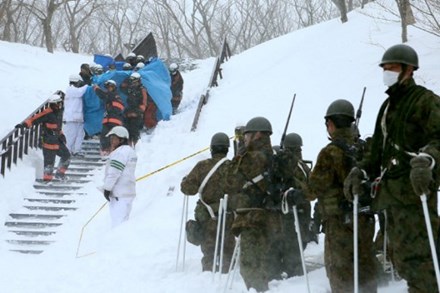 Một nạn nhân may mắn sống sót được lực lượng cứu hộ giải cứu trong vụ lở tuyết ở tỉnh Tochigi, Nhật Bản. Ảnh: AFP.