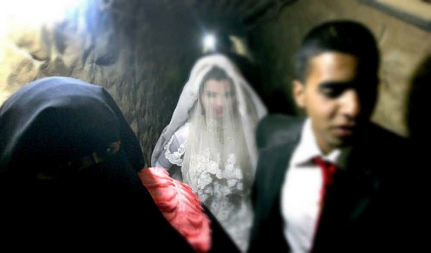Ở Ai Cập, người thân của cô dâu và chú rể thường ngồi bên ngoài phòng tân hôn để chờ tin cô dâu còn trinh trắng hay không.