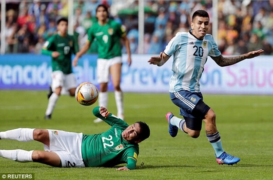 Không Messi, Argentina thua sốc 0-2 trước Bolivia!