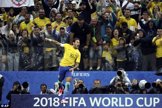 Neymar ăn mừng phấn khích sau pha solo ghi bàn!