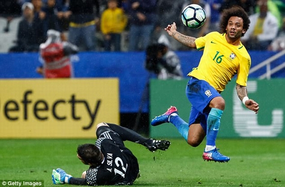 Marcelo ghi bàn ấn định chiến thắng 3-0 cho Brazil