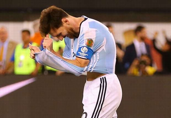 Messi dính án phạt cực nặng của FIFA