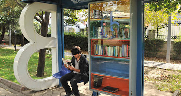 Trạm xe buýt “thư viện” rất thú vị ở Istanbul, Thổ Nhĩ Kỳ. Để nâng cao thói quen đọc sách, một trạm xe buýt ở đây đã được thiết kế như một thư viện lưu động với nhiều loại sách để người đi xe buýt tranh thủ đọc trong lúc chờ xe. Các đầu sách ở đây được thay đổi 1 tuần 2 lần. Điều đặc biệt là mọi người có thể đọc sách tại chỗ hoặc mượn sách mang theo để đọc. Họ có thể trả sách ở bất cứ trạm đỗ nào có tủ sách mà không phải quay lại trạm đỗ ban đầu để trả.