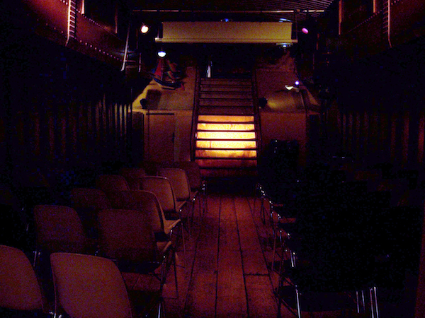 Rạp chiếu phim trên chiếc thuyền cổ đẩy lãng mạn của thủ đô Paris của Pháp.