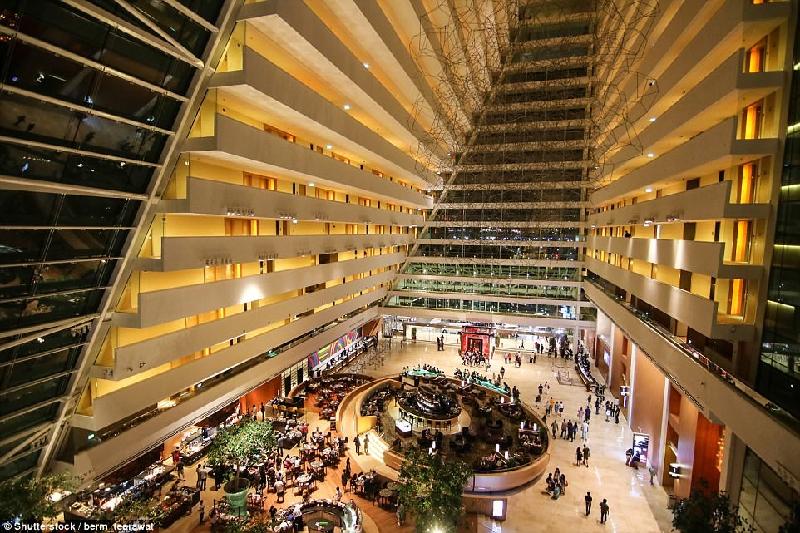 Marina Bay Sands gồm 3 tòa tháp khách sạn cao 55 tầng, được kết nối bởi mái thượng Sands SkyPark rộng 1 ha. Du khách đổ về khu phức hợp trị giá 3,5 tỷ bảng Anh để vui chơi ở khu casino xa xỉ, bảo tàng tầm cỡ thế giới, các buổi ca nhạc, nhà hàng sang trọng, cửa hiệu mua sắm sành điệu. Ảnh: Shutterstock.