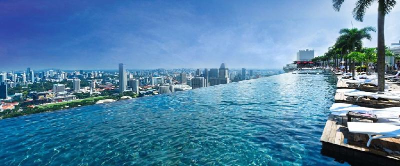 Nhưng điểm hấp dẫn hàng đầu chính là bể bơi vô cực có diện tích bằng 3 bể bơi Olympic gộp lại, chứa được 1.424 m3 nước. Bể bơi Marina Bay Sands được đánh giá là bể bơi trên cao dài nhất thế giới tọa lạc trên mái thượng của tòa nhà. Ảnh: MarinaBaySands.