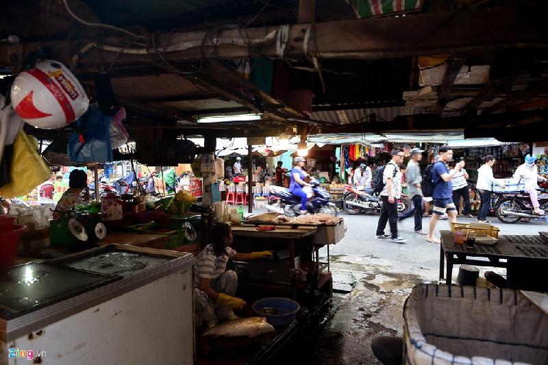 Tiền thân của chợ này là một chợ tự phát từ năm 1967 ở phường Nguyễn Thái Bình. Sau đó chợ được chuyển sang đường Hàm Nghi rồi di dời vào đường Tôn Thất Đạm. Hiện nay chợ có trên 200 tiểu thương hoạt động kinh doanh.