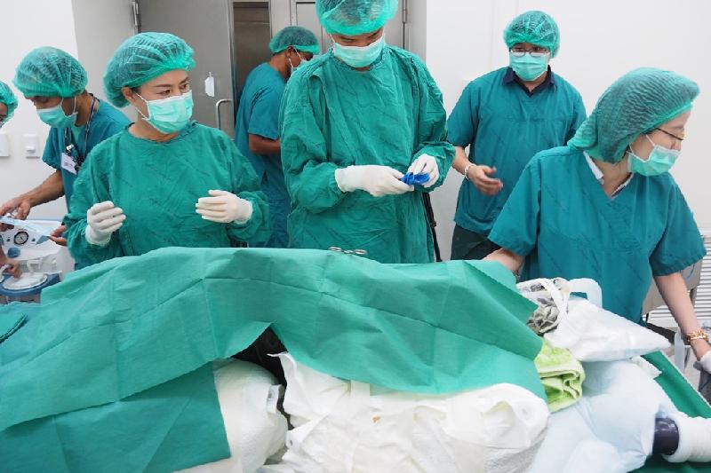 Các bác sĩ của Đại học Chulalongkorn tin rằng đây là lần đầu tiên thế giới có cuộc phẫu thuật như vậy. Họ đã mất 7 tiếng để có thể lấy hết số tiền xu ra khỏi bụng con rùa.