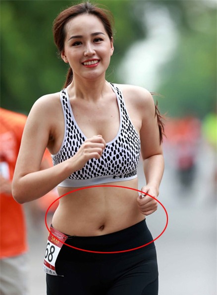 Trong một lần chạy thể thao, Hoa hậu Mai Phương gây sốc với vòng 2 ngấn mỡ. Bởi trước đó, ê-kíp của cô đã tung ra chùm ảnh vòng eo thon gọn được photoshop kĩ càng.