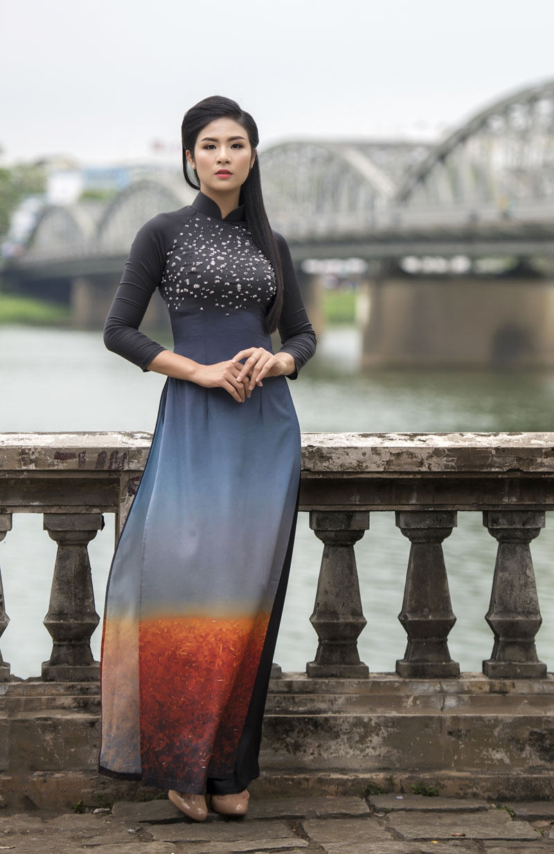 Hoa hậu Hà thành hóa nàng thơ xứ Huế với mái tóc vấn nhung huyền trong tà áo dài.