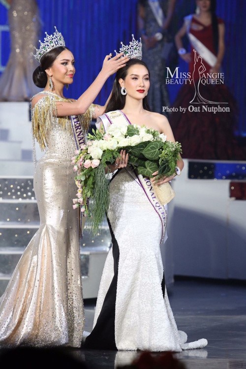 Hôm 10/3, chung kết Miss International Queen 2016 (Nữ hoàng chuyển giới quốc tế 2016) diễn ra tại Pattaya (Thái Lan). Vượt qua 26 người đẹp chuyển giới đến từ các quốc gia khác nhau, đại diện nước chủ nhà đã đăng quang ngôi vị hoa hậu. 