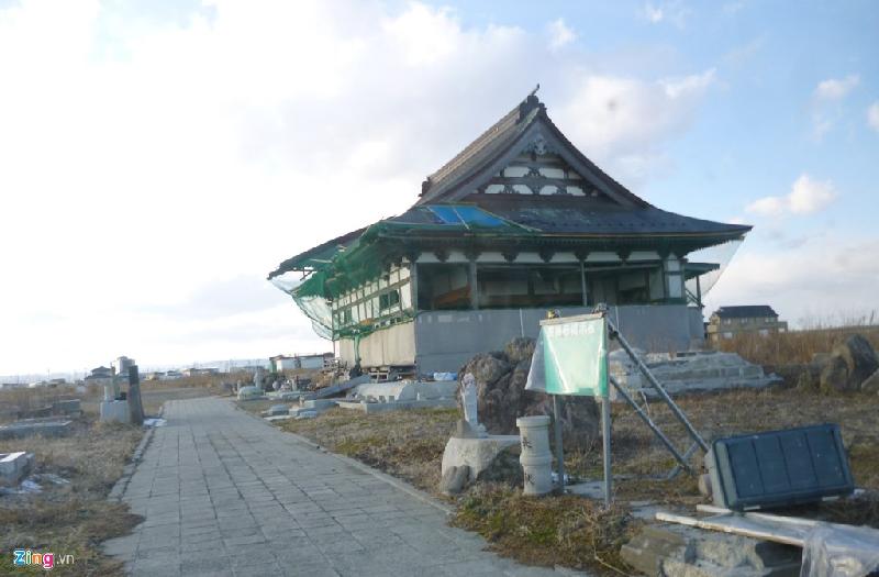 Miyagi nằm giữa tỉnh Iwate và tỉnh Fukushima, quay mặt ra Thái Bình Dương. Đây là 3 tỉnh bị ảnh hưởng nặng nề nhất của thảm họa ngày 11/3/2011. Trong ảnh, một ngôi chùa còn sót lại nhưng đã bị sóng thần đẩy bật khỏi móng. 