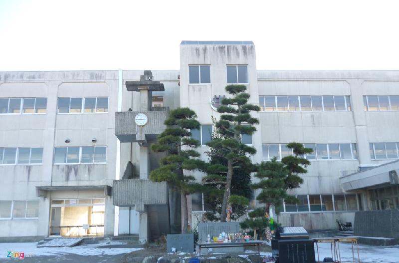 Tại Yuriage thuộc thành phố Natori, ngôi trường 5 tầng dường như là công trình duy nhất còn lại vững chắc, nhưng cảnh tượng có lẽ chưa ai từng thấy: Tấm bia dựng trước cổng ghi tên những em học sinh đã bị sóng thần cuốn đi.