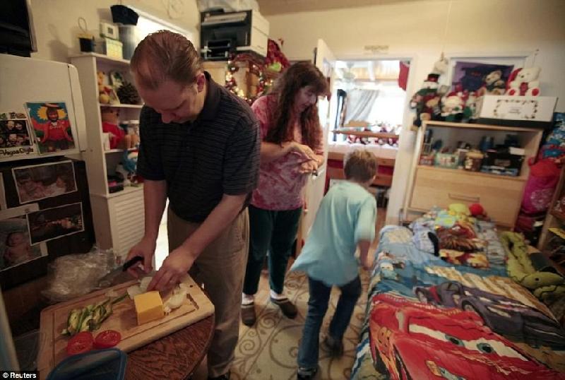 Đây là không gian sống của gia đình ông Tracy Burger (Mỹ). Sau khi bị mất việc sau cuộc khủng hoảng tài chính năm 2009, gia đình 3 người của ông đã phải từ bỏ căn hộ rộng lớn tại Los Angeles để đến sống trong nhà để xe của mẹ vợ vào năm 2011. Ảnh: Reuters.