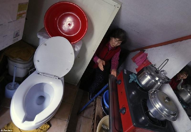 Bà Kong Kyung-soon, 73 tuổi, đơn độc trong căn phòng rộng khoảng 2 m2 ở quận Seocho-gu, gần khu ngoại ô Gangnam giàu có của thủ đô Seoul, Hàn Quốc. Ảnh: Reuters.