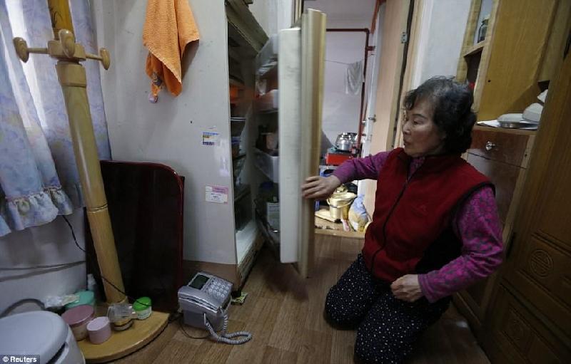 Bà phải trả khoảng 342 USD một tháng để sống ở đây. Để tiết kiệm, bà đun sôi nước trong một chiếc nồi cơm điện, thay vì mua nước. Ảnh: Reuters.