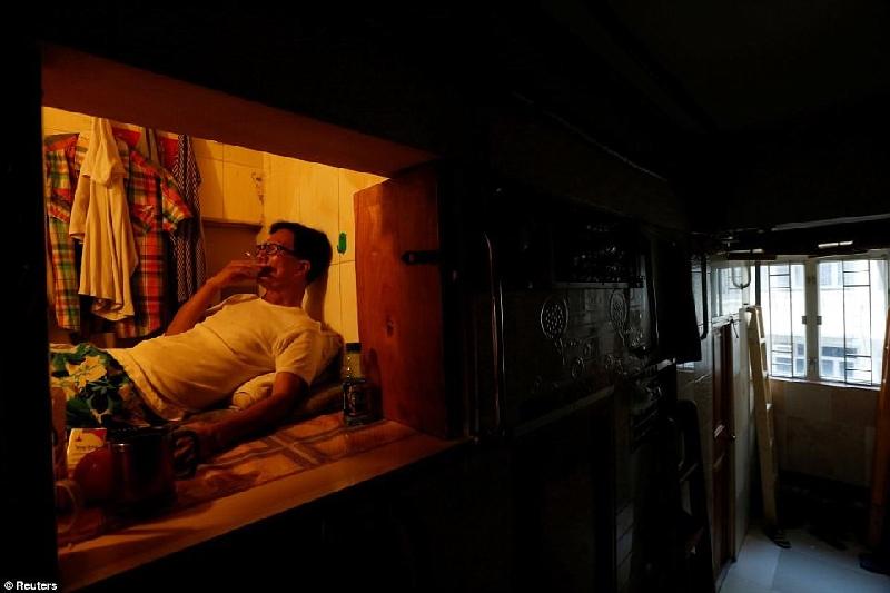 Simon Wong, 61 tuổi, trả 223 USD một tháng để sống trong căn phòng nhỏ như chiếc hộp này ở Hong Kong (Trung Quốc). Với diện tích chỉ 1,8 m2, 