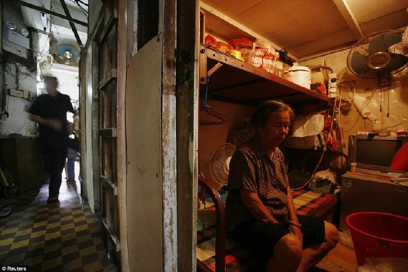 Khoảng 200.000 người dân Hong Kong phải sống chen chúc trong những ngôi nhà như thế này. Ảnh: Reuters.