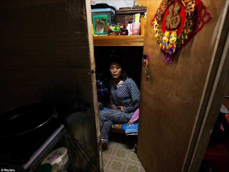 Sự leo thang về giá nhà đất càng khiến cho những người dân sống trong các căn nhà nhỏ thấy giấc mơ về không gian thoáng đãng trở nên xa vời. Ảnh: Reuters.