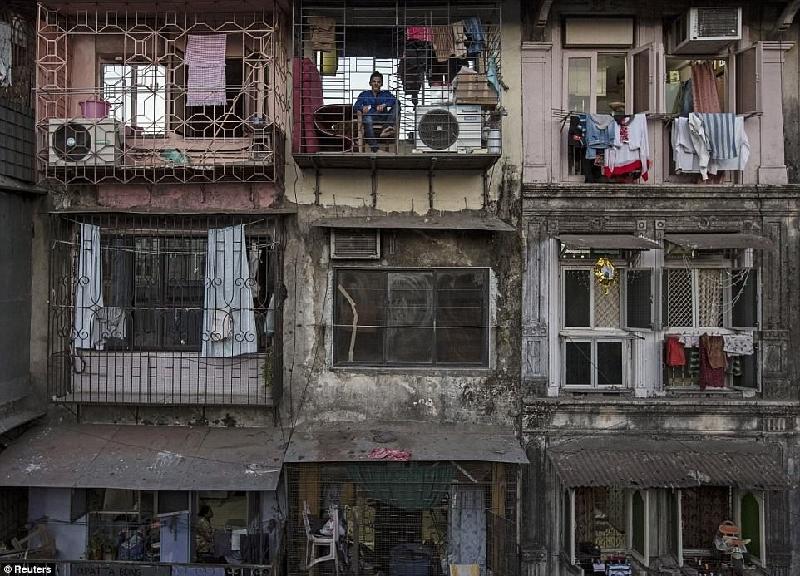 Khu ổ chuột Dharav ở Mumbai, Ấn Độ là nơi cư trú của hơn một triệu người trong những ngôi nhà nhỏ hẹp, rách nát và chật chội. Ảnh: Reuters.