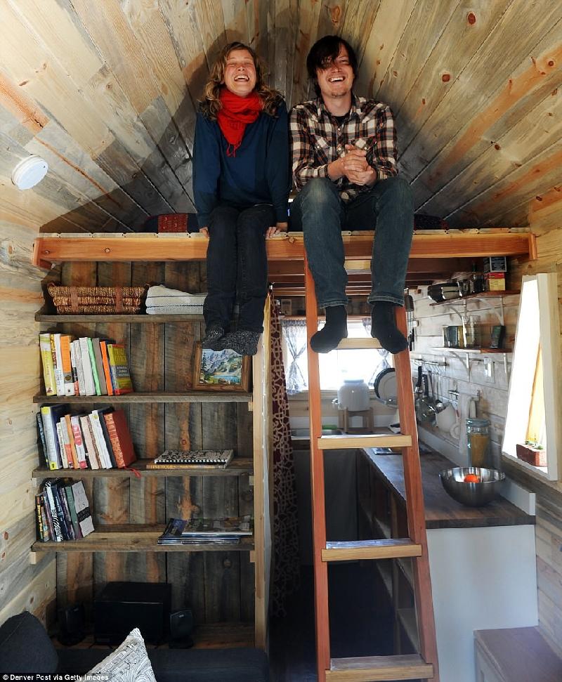 Với cặp vợ chồng Christopher Smith, sống trong nhà nhỏ là một sự lựa chọn thú vị. Họ hạnh phúc khi được ở cùng nhau trong ngôi nhà có diện tích khoảng 12 m2 ở Colorado, Mỹ. Ảnh: Denver Post/Getty Images.