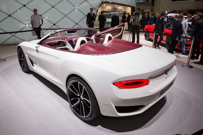 Về sức mạnh, chiếc Bentley EXP 12 Speed 6e concept sử dụng động cơ điện hoàn toàn, với pin dung lượng lớn giúp xe có thể di chuyển hành trình dài mà không cần sạc điện. Hãng xe sang nước Anh kỳ vọng, chiếc coupe chạy điện có thể đưa hành khách từ London tới Paris hay chạy từ Milan tới Monaco chỉ trong một lần sạc, đồng nghĩa với phạm vi di chuyển tối đa khoảng 400km. Đặc tính mô-men xoắn cao của động cơ điện, và khả năng đáp ứng nhanh giúp chiếc Bentley EXP 12 Speed 6e sẽ có khả năng vận hành đầy chất tốc độ hướng tới người lái, vốn là chất riêng của Bentley so với đối thủ truyền thống Rolls-Royce.