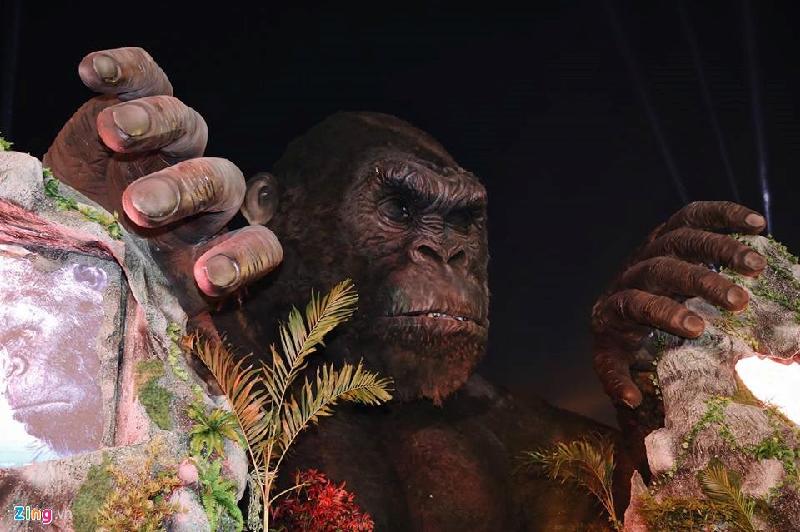 Cận cảnh mô hình vua khỉ - nhân vật chính của Kong: Skull Island được tái hiện sống động tại buổi công chiếu phim ở Sài Gòn khiến khán giả thích thú.