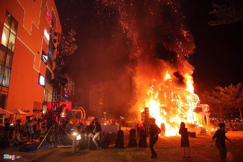Khi lửa bùng phát từ trên cao, từ phần cánh tay của mô hình King Kong, MC Hà Anh và các khách mời vẫn chưa phát hiện ra. Đến khi lửa bắt đầu lan rộng, mọi người mới bắt đầu sơ tán trong sự hoảng loạn.