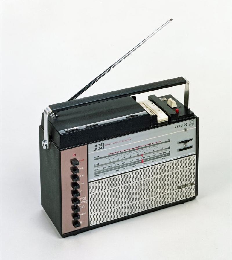 Philips Radiorecorder - Chiếc radio kết hợp máy thu âm của Phillips: Năm 1966, chiếc máy này trở thành thiết bị đầu tiên kết nợp chức năng của một chiếc đài cầm tay và một chiếc máy thu âm. Nó nhanh chóng làm dấy lên làn sóng nghe nhạc di động và biến hình ảnh giới trẻ vác đài trên vai và nhảy nhót trở nên khá phổ biến sau đó.