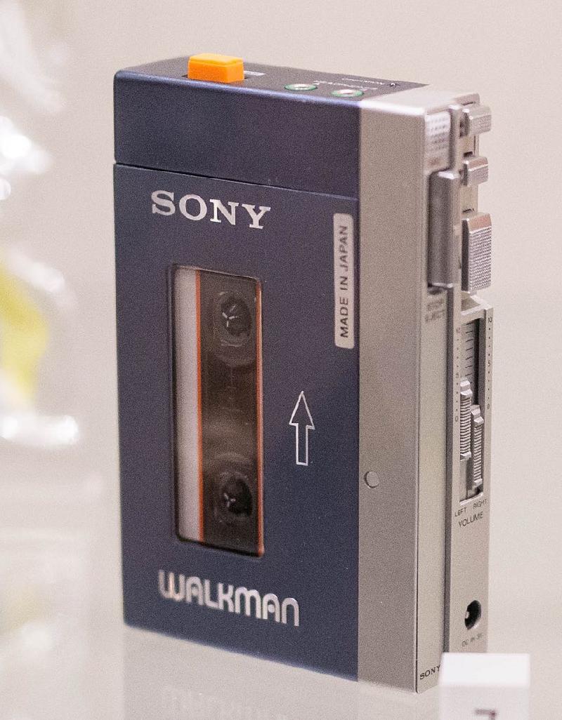 Sony Walkman: Có thể coi đây là chiếc máy nghe nhạc cầm tay mang tính biểu tượng nhất từng được sản xuất.chiếc máy nghe nhạc này được ra đời vào năm 1979, xuất phát từ mong muốn được nghe nhạc trong suốt những chuyến bay xuyên Thái Bình Dương của một vị lãnh đạo của Sony. Sau 20 năm ra đời, đã có gần 400 triệu chiếc được bán trên toàn cầu.