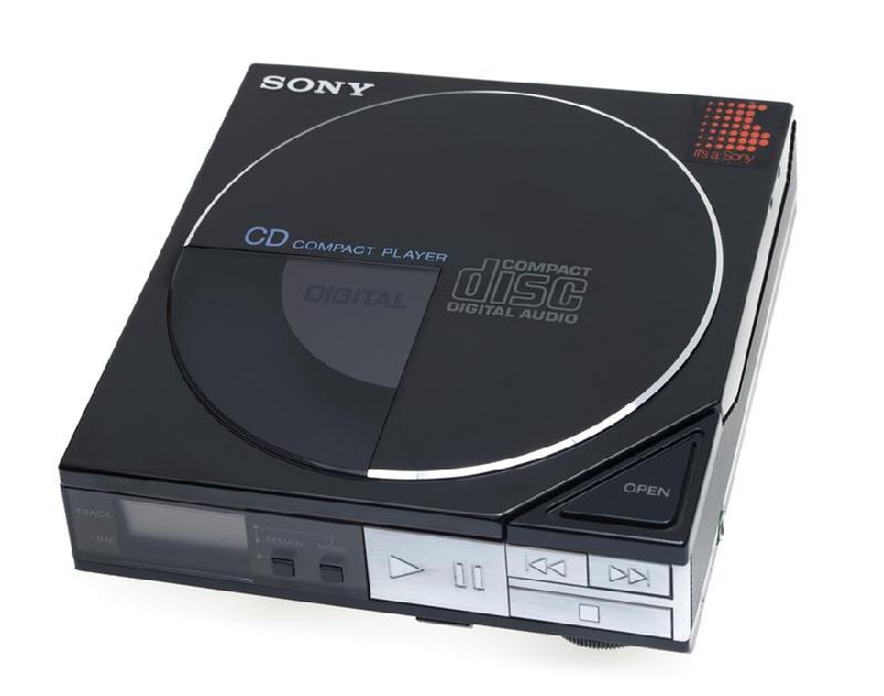 Discman - Máy chạy đĩa CD của Sony: Chiếc đầu đĩa CD di động đầu tiên của Sony ra đời sau ý tưởng về máy nghe nhạc Walkman. Nó có kích cỡ bằng 4 chiếc hộp đĩa CD chồng lên nhau. Được ra mắt chỉ sau 2 năm có đĩa CD, chiếc máy nghe nhạc được coi là một trong những nhân tố chính khiến đĩa nhạc CD trở nên phổ biến.