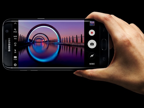 Khả năng chụp hình của bộ đôi Galaxy S7 và S7 Edge được xếp hạng đầu bảng hiện nay với camera chính độ phân giải 12 megapixel, công nghệ Dual Pixel, hỗ trợ lấy nét theo pha (phase detection), ổn định hình ảnh quang học OIS, ống kính khẩu độ f/1.7 và quay video 4K. Camera trước độ phân giải 5 megapixel. Trên thực tế nếu bạn không thật sự sử dụng hay rất ít dùng tới màn hình cong của S7 Edge thì S7 là lựa chọn tốt với các tính năng tương tự trong khi giá mềm hơn.