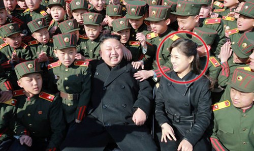 Vợ ông Kim Jong-un bất ngờ xuất hiện sau gần 1 năm vắng bóng
