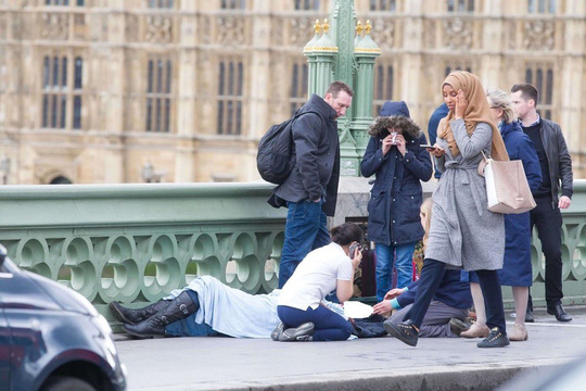 Vụ khủng bố London: Cô gái trùm khăn bị gọi là &quot;quái vật&quot; lên tiếng