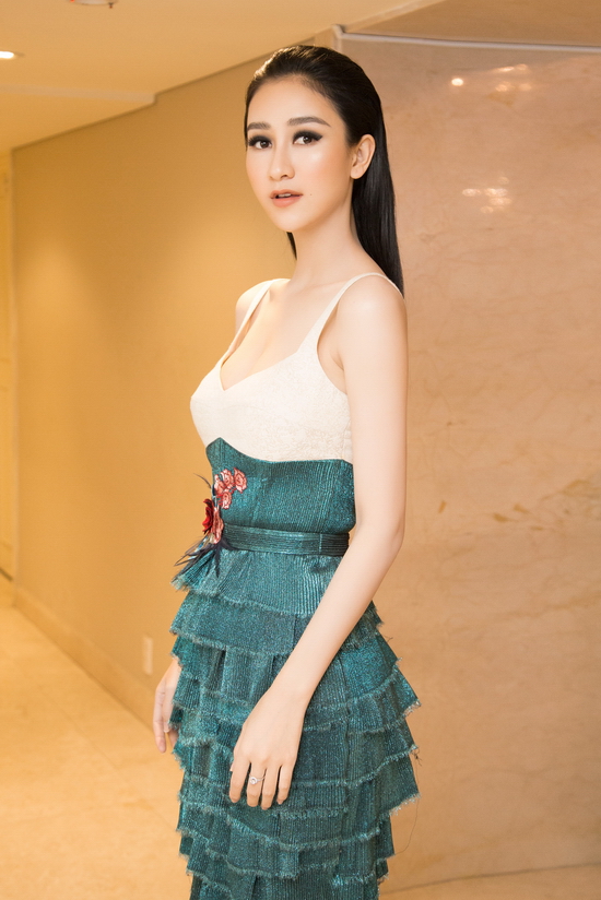 Bộ váy mà cô diện trong sự kiện giúp Hà Thu vô cùng nổi bật. Cô được đánh giá cao ở phong cách và luôn được các chuyên trang thời trang ưu ái dành nhiều lời khen. 