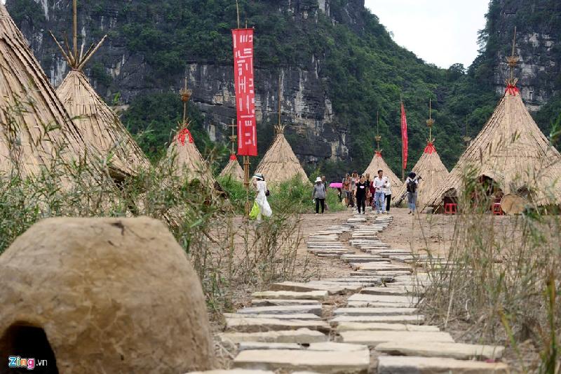 Chạy dọc ngôi làng là con đường được sắp đặt bởi những phiến đá tự nhiên, được ban tổ chức lấy từ Hoa Lư.