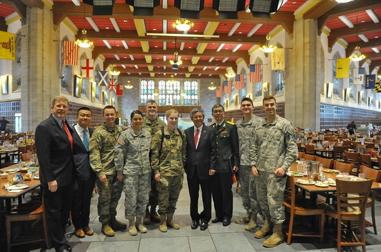 Đại sứ Việt Nam tại Mỹ Phạm Quang Vinh chụp ảnh lưu niệm tại Học viện Quân sự Hoa Kỳ ở West Point