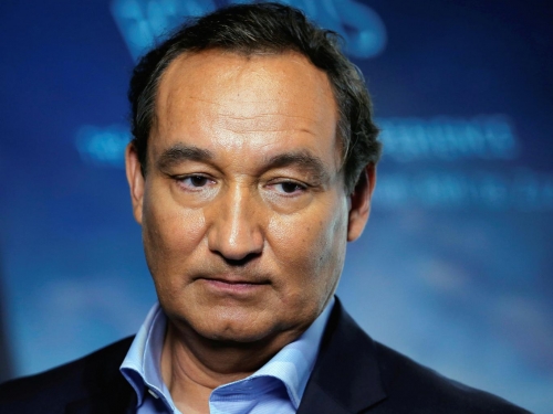 Giám đốc điều hành Oscar Munoz bị chỉ trích nặng nề sau vụ bê bối kéo lê hành khách (Ảnh: Reuters).