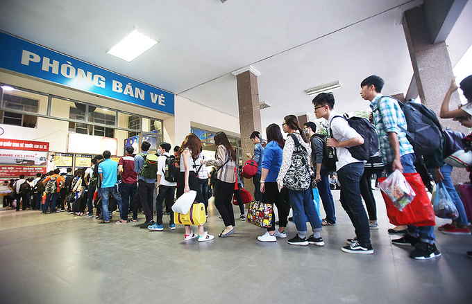 Dòng người nối đuôi nhau đứng xếp hàng từ 14h tại bến xe Mỹ Đình để mua vé về Quảng Ninh.   