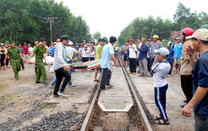 Vụ tai nạn xảy ra lúc 13h45 ngày 24/4 tại Km1102 + 200 đoạn qua xã Phước Thành, huyện Tuy Phước (Bình Định). Trên hành trình từ Bắc vào Nam, tàu TN1 đã húc vào ôtô Innova. 