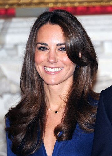 Năm 2010, hình ảnh của Kate Middleton ngày càng lịch lãm hơn, mái tóc cũng được chăm sóc óng mượt hơn. Thời điểm này cô và Hoàng tử William tuyên bố đính hôn.