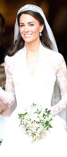 Cặp đôi hoàng gia khiến cả thế giới chú ý trong đám cưới hoành tráng vào tháng 4/2011. Mọi thứ của nữ công tước Kate Middleton trong đám cưới đều hoàn hảo, từ váy, hoa, khuôn mặt, kiểu tóc.