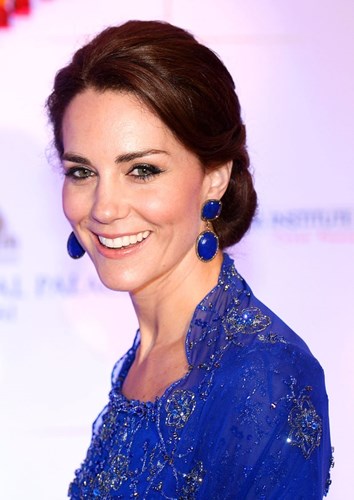 Trong chuyến đi tới Ấn Độ và Bhutan vào năm 2016, Kate Middleton toàn chọn những trang phục màu sắc và trang điểm kỹ càng. (Ảnh: Redux)